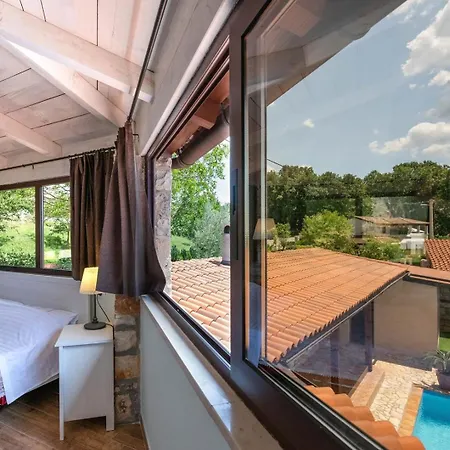 فيلة Antoli Tinjan