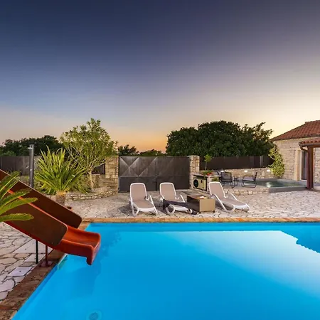 Antoli Villa Tinjan